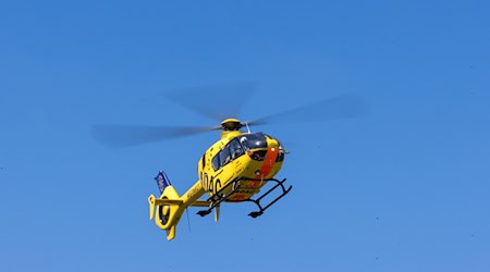 Trotz Rettungshubschrauber kommt für diesen Motorradfahrer nach einem Frontalzusammenstoß jede Hilfe zu spät. / Foto: Frank Hammerschmidt/dpa