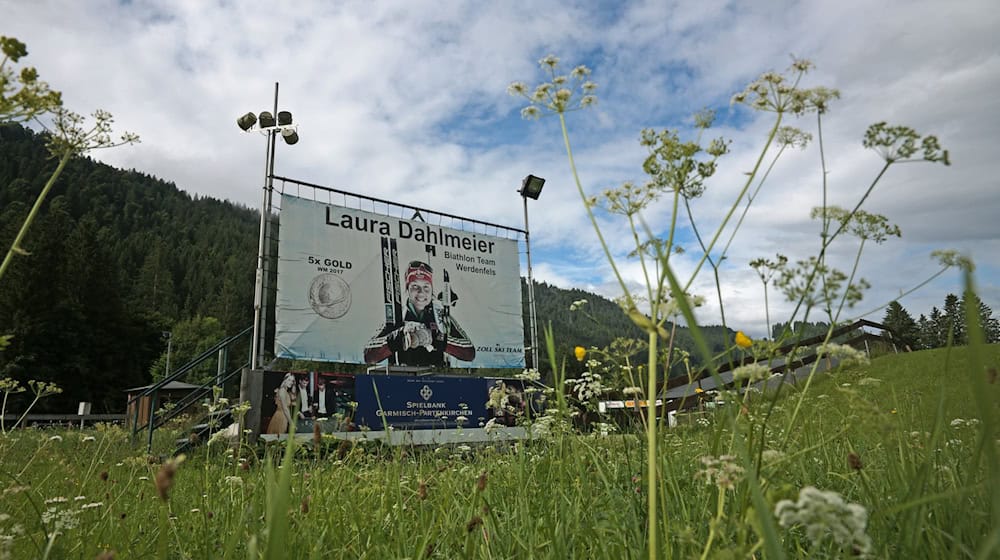 Ein Bild von Laura Dahlmeier steht am Biathlontrainingsgelände bei Garmisch-Partenkirchen.  / Foto: Uwe Lein/dpa