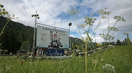 Ein Bild von Laura Dahlmeier steht am Biathlontrainingsgelände bei Garmisch-Partenkirchen.  / Foto: Uwe Lein/dpa