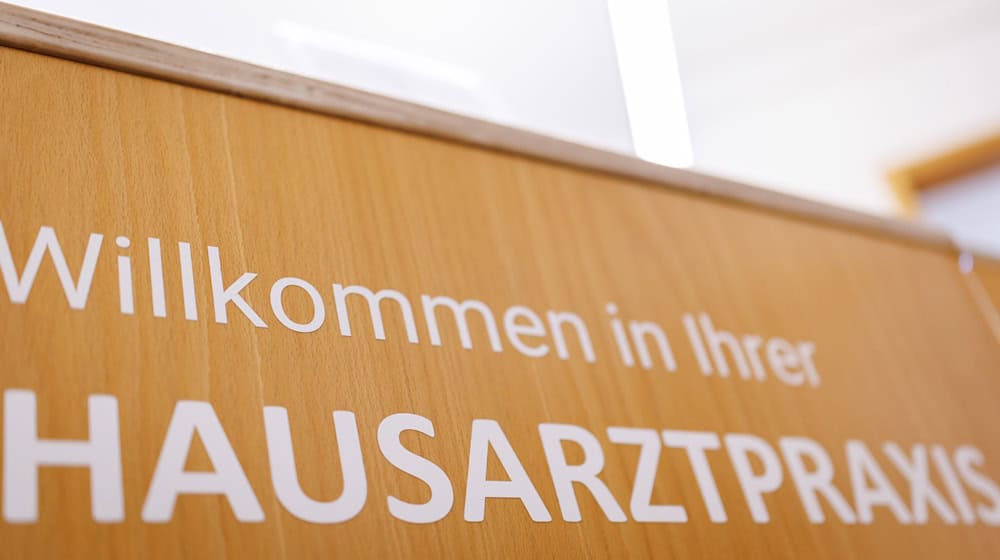 Der Vorschlag einer «Kontaktgebühr» für Arztbesuche stößt auch bei Bayerns Gesundheitsministerin Gerlach auf Kritik. (Symbolbild) / Foto: Daniel Karmann/dpa