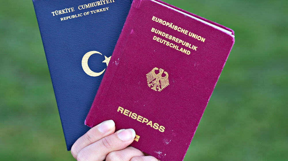 Sollen Doppelstaatler in der Kriminalstatistik eigens gezählt werden? (Archivbild) / Foto: Daniel Bockwoldt/dpa