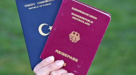 Sollen Doppelstaatler in der Kriminalstatistik eigens gezählt werden? (Archivbild) / Foto: Daniel Bockwoldt/dpa