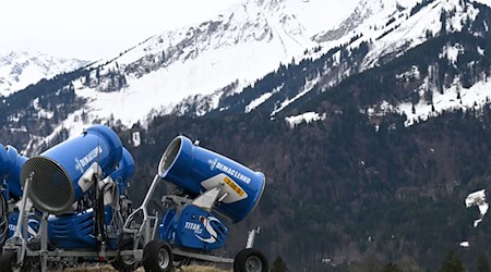 Ohne Schneekanonen ist die Skisaison in Bayern vielerorts nur noch in hohen Höhen denkbar. (Archivbild) / Foto: Angelika Warmuth/dpa