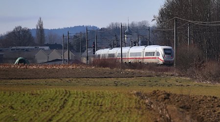 Die ICE-Strecke zwischen Ulm und Augsburg stammt im Kern noch aus der Zeit der Eisenbahnpioniere. (Archivbild) / Foto: Karl-Josef Hildenbrand/dpa