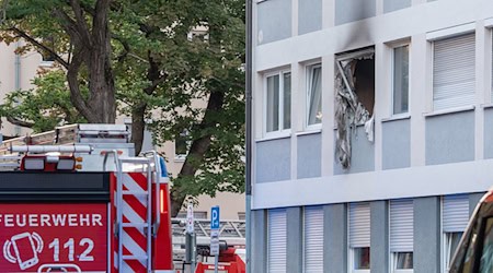 Durch die Explosion ist ein Feuer entstanden, das von den Einsatzkräften der Feuerwehr schnell eingedämmt werden konnte. / Foto: Lars Haubner/NEWS5/dpa