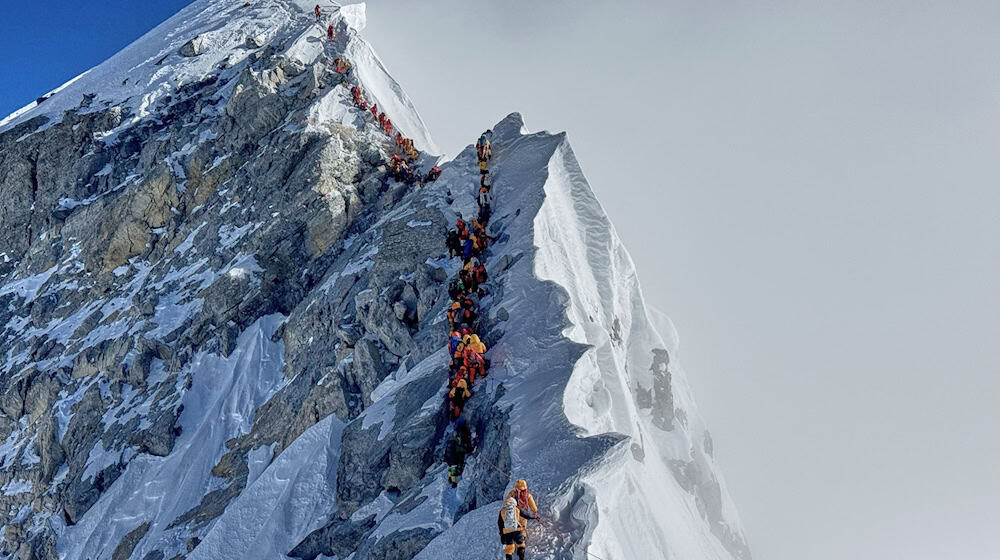 Bergsteiger schlängeln sich dem Gipfel des Mount Everest in Nepal entgegen. (Archivbild) / Foto: Kunga Sherpa/AP/dpa