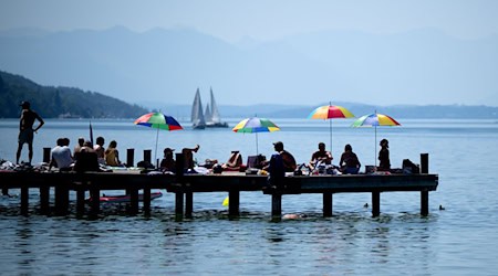 Viele Menschen kühlen sich bei den hohen Temperaturen im See ab. (Symbolbild) / Foto: Sven Hoppe/dpa
