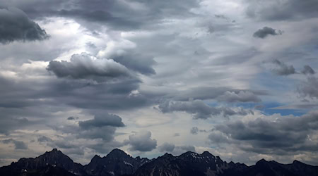 In den Alpen kann es zu Wochenbeginn regnen. (Symbolbild) / Foto: Karl-Josef Hildenbrand/dpa
