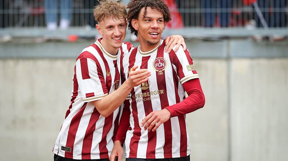 Tim Drexler (l) spielt auch in dieser Saison auf Leihbasis für den 1. FC Nürnberg. / Foto: Daniel Karmann/dpa