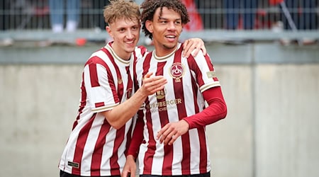 Tim Drexler (l) spielt auch in dieser Saison auf Leihbasis für den 1. FC Nürnberg. / Foto: Daniel Karmann/dpa