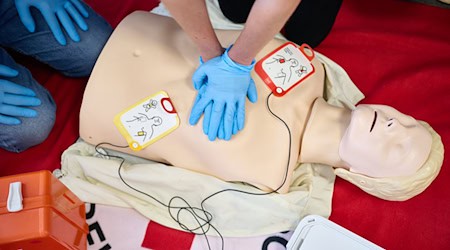 Eine regelmäßige Fortbildung mit Praxistraining von mindestens vier Stunden pro Halbjahr müssen die Helfer gewährleisten. (Symbolbild) / Foto: Bernd Thissen/dpa