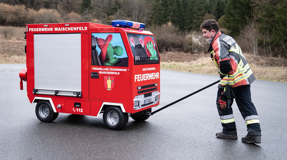 Die Feuerwehr im fränkischen Waischenfeld hat ein eigens gebautes Miniatur-Feuerwehrauto für die Kinderfeuerwehr. (Archivbild) / Foto: Nicolas Armer/dpa