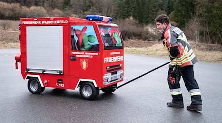 Die Feuerwehr im fränkischen Waischenfeld hat ein eigens gebautes Miniatur-Feuerwehrauto für die Kinderfeuerwehr. (Archivbild) / Foto: Nicolas Armer/dpa