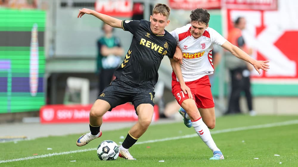 Köln-Neuzugang Isak Johannesson kämpft gegen Regensburg Leo Mätzler um den Ball. / Foto: Daniel Löb/dpa