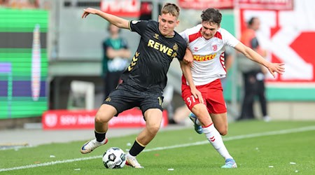 Köln-Neuzugang Isak Johannesson kämpft gegen Regensburg Leo Mätzler um den Ball. / Foto: Daniel Löb/dpa