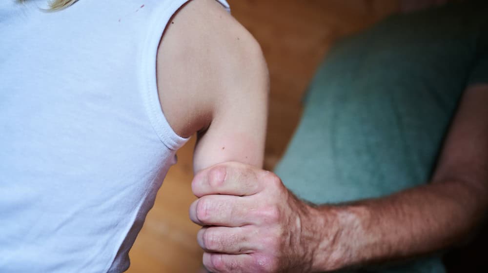 Weil er zwei Mädchen schwer missbraucht hat, ist ein Mann in München zu einer mehrjährigen Haftstrafe verurteilt worden. (Symbolbild)  / Foto: Annette Riedl/dpa