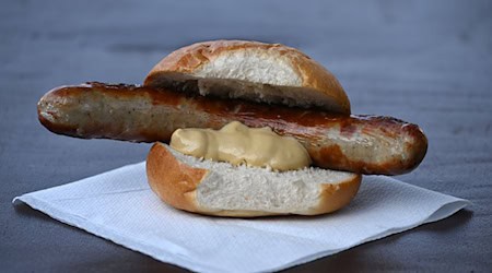 Wann und wo gab es die erste Bratwurst? Eine Urkunde könnte darüber Aufschluss geben. (Archivbild) / Foto: Martin Schutt/dpa