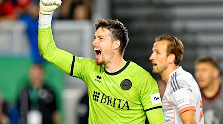 Wehen Wiesbadens Torwart Florian Stritzel blieb im Elfmeterduell mit Harry Kane Sieger.  / Foto: Uwe Anspach/dpa