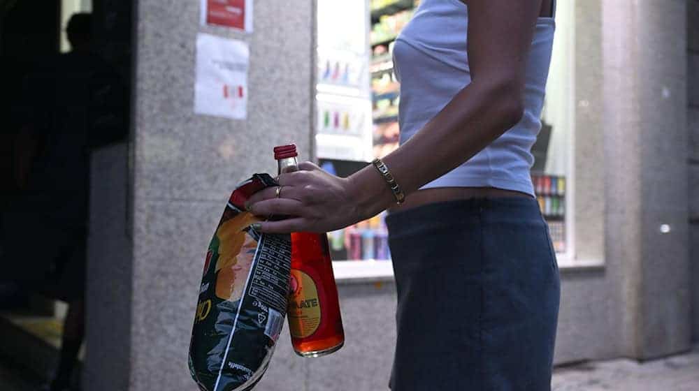 Eine Tüte Chips - die kann man an Kiosken im Münchner Univiertel nur noch bis 20.00 Uhr kaufen, auch wenn diese länger geöffnet haben. / Foto: Felix Hörhager/dpa
