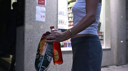 Eine Tüte Chips - die kann man an Kiosken im Münchner Univiertel nur noch bis 20.00 Uhr kaufen, auch wenn diese länger geöffnet haben. / Foto: Felix Hörhager/dpa