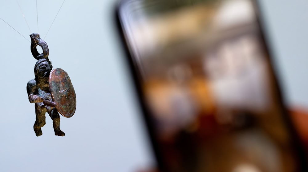 Bei den Grabungen wurde unter anderem eine bronzene Kriegerstatuette entdeckt. / Foto: Sven Hoppe/dpa