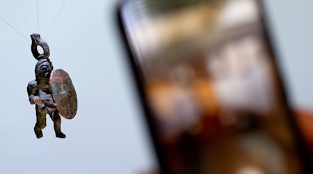 Bei den Grabungen wurde unter anderem eine bronzene Kriegerstatuette entdeckt. / Foto: Sven Hoppe/dpa