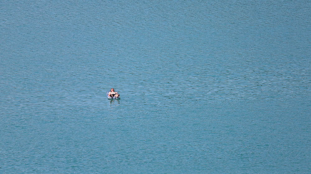 Mutmaßliche Notlage: Zahlreiche Kräfte rücken am Forggensee aus. (Symbolbild) / Foto: Karl-Josef Hildenbrand/dpa