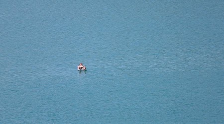 Mutmaßliche Notlage: Zahlreiche Kräfte rücken am Forggensee aus. (Symbolbild) / Foto: Karl-Josef Hildenbrand/dpa