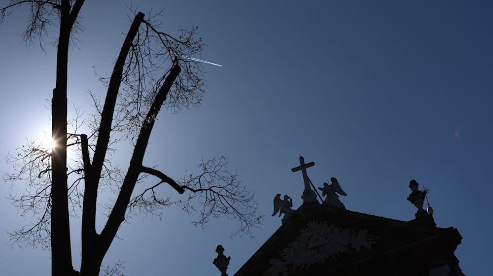 Seit 2015 müssen die Kirchengemeinden Behörden über Menschen im Kirchenasyl informieren und ein Dossier schicken. (Symbolbild) / Foto: Karl-Josef Hildenbrand/dpa