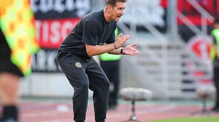 «Am liebsten wäre ich selbst rein»: «Club»-Trainer Miroslav Klose konnte vom Seitenrand nur begrenzt eingreifen. / Foto: Daniel Karmann/dpa
