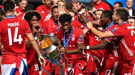 Kingsley Coman mit dem Champions-League-Pokal 2020 in Lissabon. / Foto: Michael Regan/Getty Images via UEFA/dpa