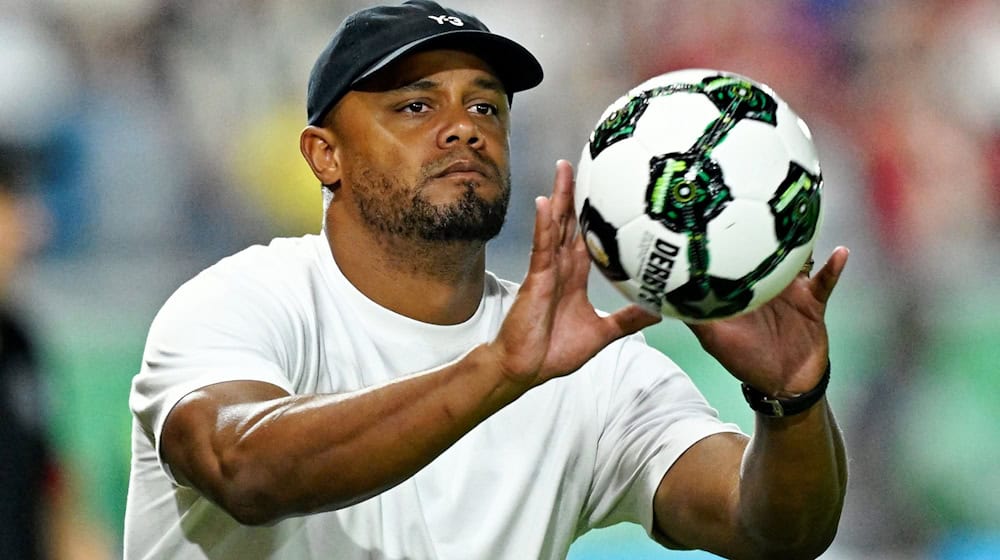 Tritt mit dem FC Bayern am Samstag in Augsburg an: Trainer Vincent Kompany. (Archivbild) / Foto: Uwe Anspach/dpa