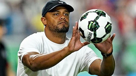 Tritt mit dem FC Bayern am Samstag in Augsburg an: Trainer Vincent Kompany. (Archivbild) / Foto: Uwe Anspach/dpa