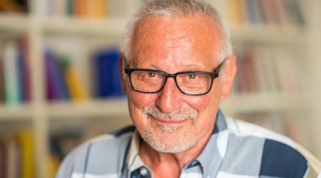 Konstantin Wecker sagt, er kann nicht mehr Klavier spielen (Archivbild).  / Foto: Peter Kneffel/dpa