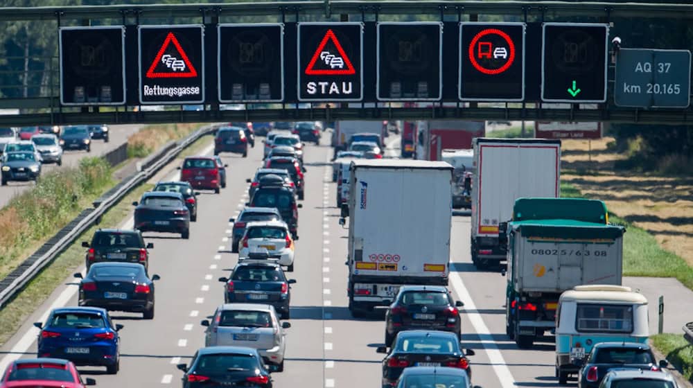 Neben der A8 ist in Bayern besonders der Großraum München staugefährdet. (Archivbild) / Foto: Lino Mirgeler/dpa