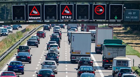 Neben der A8 ist in Bayern besonders der Großraum München staugefährdet. (Archivbild) / Foto: Lino Mirgeler/dpa
