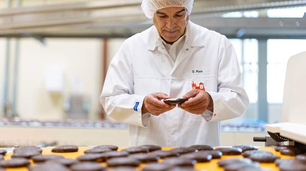 Schon bald kommen die ersten Lebkuchen, Stollen und Zimtsterne in den Handel. / Foto: Daniel Karmann/dpa