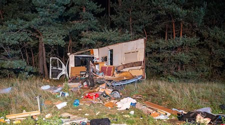 Vom Wohnmobil bleibt ein Trümmerhaufen zurück. / Foto: Lars Haubner/NEWS5/dpa