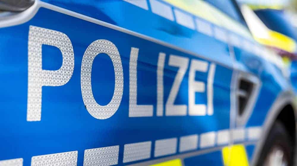 Die Polizei sucht nach dem Lastwagenfahrer / Foto: David Inderlied/dpa