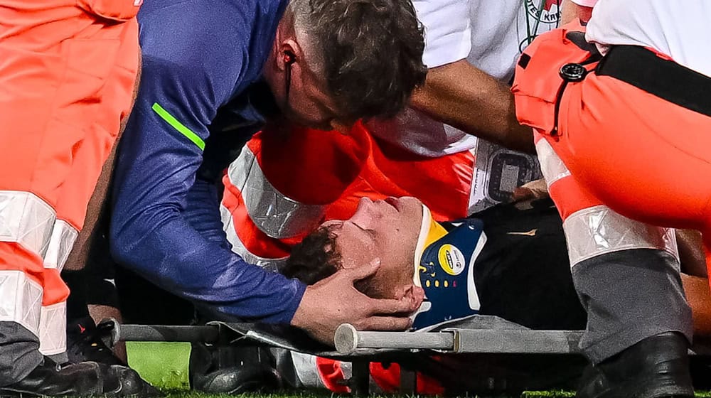 Robin Fellhauer (FC Augsburg) verletzte sich am Ende des Spiel gegen Bayern am Kopf / Foto: Harry Langer/dpa