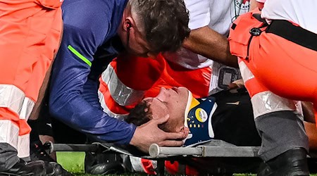 Robin Fellhauer (FC Augsburg) verletzte sich am Ende des Spiel gegen Bayern am Kopf / Foto: Harry Langer/dpa