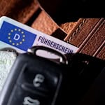Zwei Fälle in Zusammenhang mit falschen Führerscheinen beschäftigen die Polizei in Kitzingen. (Symbolbild) / Foto: Sven Hoppe/dpa