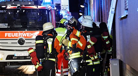 Beim Löschen des Brands bewarf der Bewohner Feuerwehrleute mit Gegenständen und verletzte zwei von ihnen leicht. / Foto: Ralf Hettler/dpa