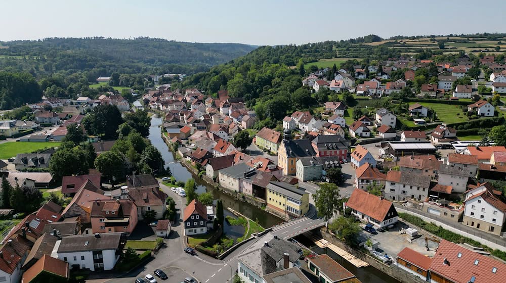 In Marktrodach hatten bislang die Geschäfte am 15. August offen. Jetzt sind sie wegen Feiertags geschlossen. / Foto: Daniel Löb/dpa
