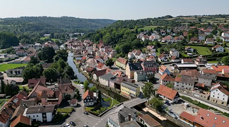 In Marktrodach hatten bislang die Geschäfte am 15. August offen. Jetzt sind sie wegen Feiertags geschlossen. / Foto: Daniel Löb/dpa