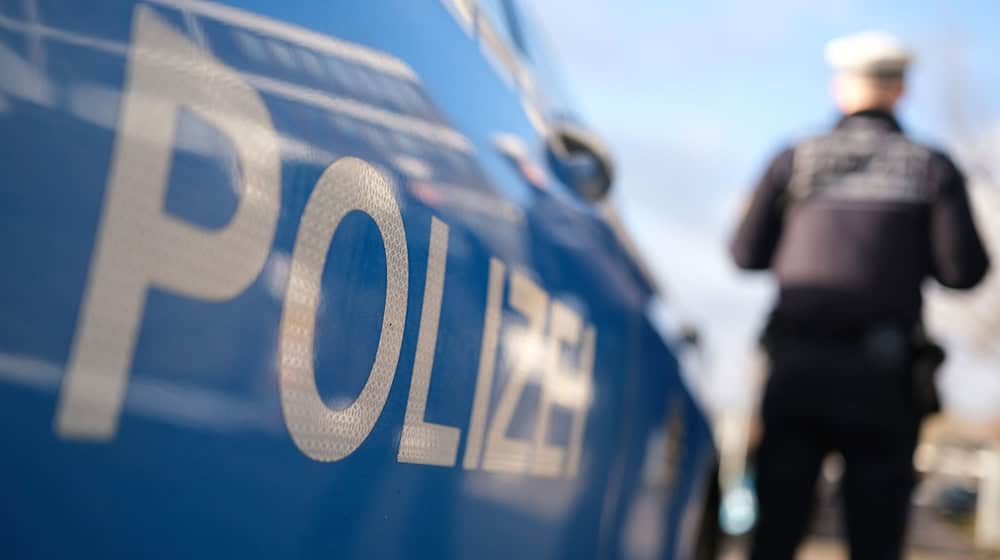 Die Polizei ermittelt zu den Hintergründen des Unfalls. (Symbolbild) / Foto: Bernd Weißbrod/dpa