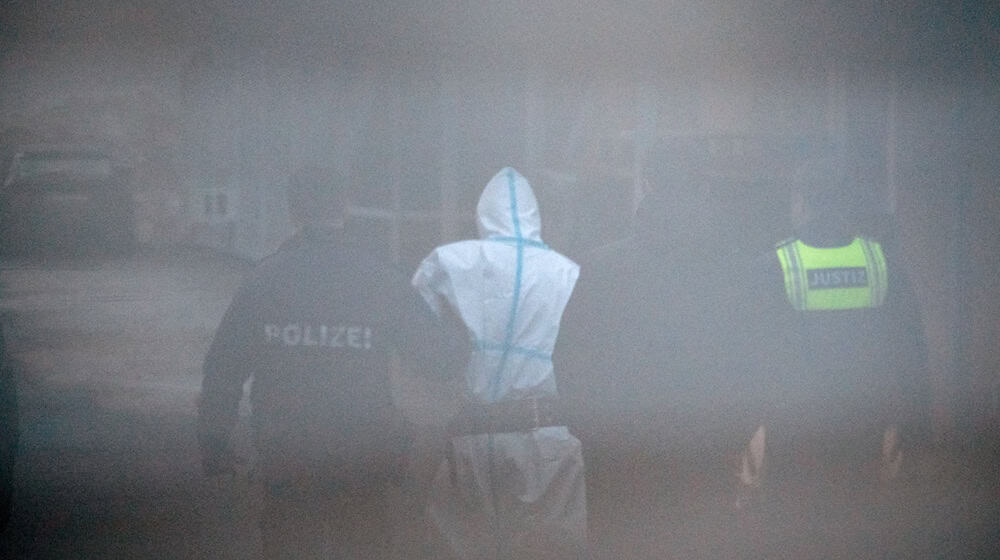 Der mutmaßliche Täter der Messerattacke von Aschaffenburg soll mehrere Monate davor in einer Flüchtlingsunterkunft eine Bewohnerin angegriffen haben. Ermittlungen gab es keine. Ein Polizist wird deshalb nun angeklagt. (Archivbild) / Foto: Daniel Vogl/dpa