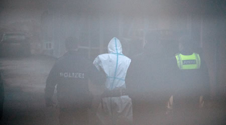 Der mutmaßliche Täter der Messerattacke von Aschaffenburg soll mehrere Monate davor in einer Flüchtlingsunterkunft eine Bewohnerin angegriffen haben. Ermittlungen gab es keine. Ein Polizist wird deshalb nun angeklagt. (Archivbild) / Foto: Daniel Vogl/dpa