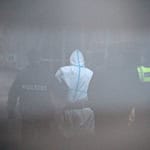 Der mutmaßliche Täter der Messerattacke von Aschaffenburg soll mehrere Monate davor in einer Flüchtlingsunterkunft eine Bewohnerin angegriffen haben. Ermittlungen gab es keine. Ein Polizist wird deshalb nun angeklagt. (Archivbild) / Foto: Daniel Vogl/dpa