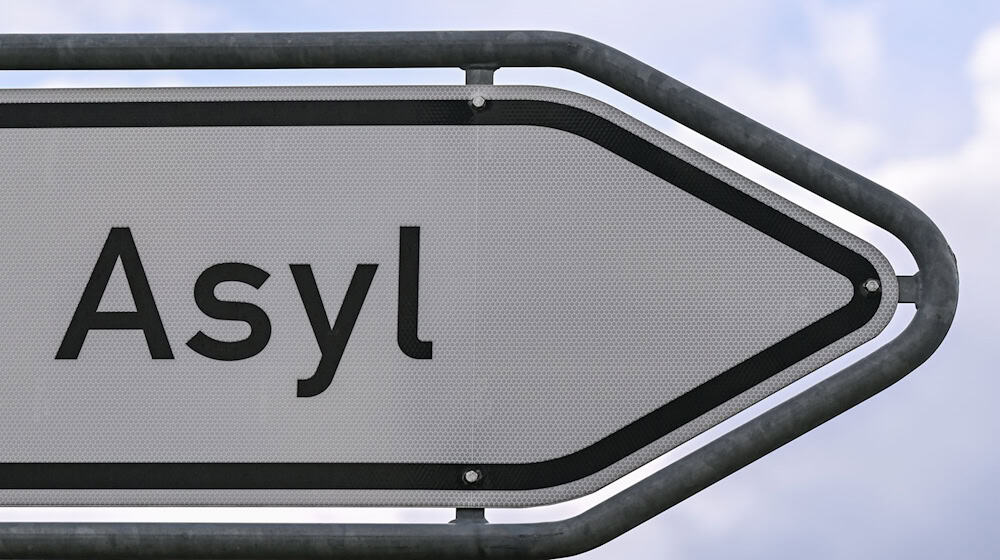 Das bayerische Innenministerium hat einen Fehler bei der Berechnung der Asylquoten für zwei Landkreise eingeräumt (Symbolbild).  / Foto: Patrick Pleul/dpa